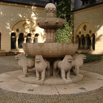 lwy-na-dziedzincu-zamkowym