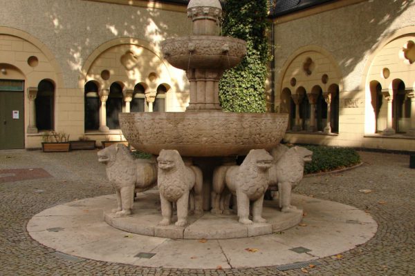 lwy-na-dziedzincu-zamkowym