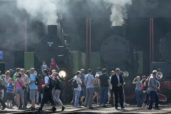 Lokomotywy w parowozowni - fot. PolandMFA